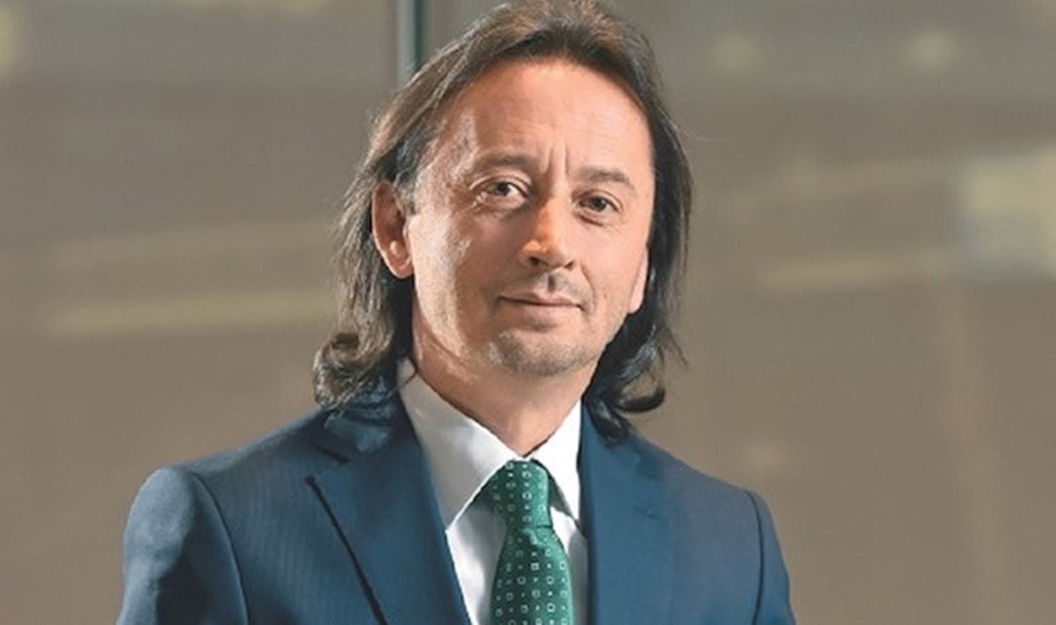 once-paylasti-sonra-sildi-ozgur-ozele-yumruklu-saldiri-sonrasi-yandas-yazar-ibrahim-karagulden-skandal-paylasim-gxunQPG9.jpg