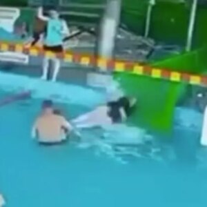 kaydiraktan firlayan kadinin carptigi kucuk cocugun karacigeri yirtildi wZ1M6T7m