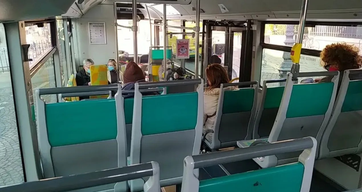 baba 6 aylik bebegini otobuste unuttu iner inmez telefonuna sarildi WABQv6ln