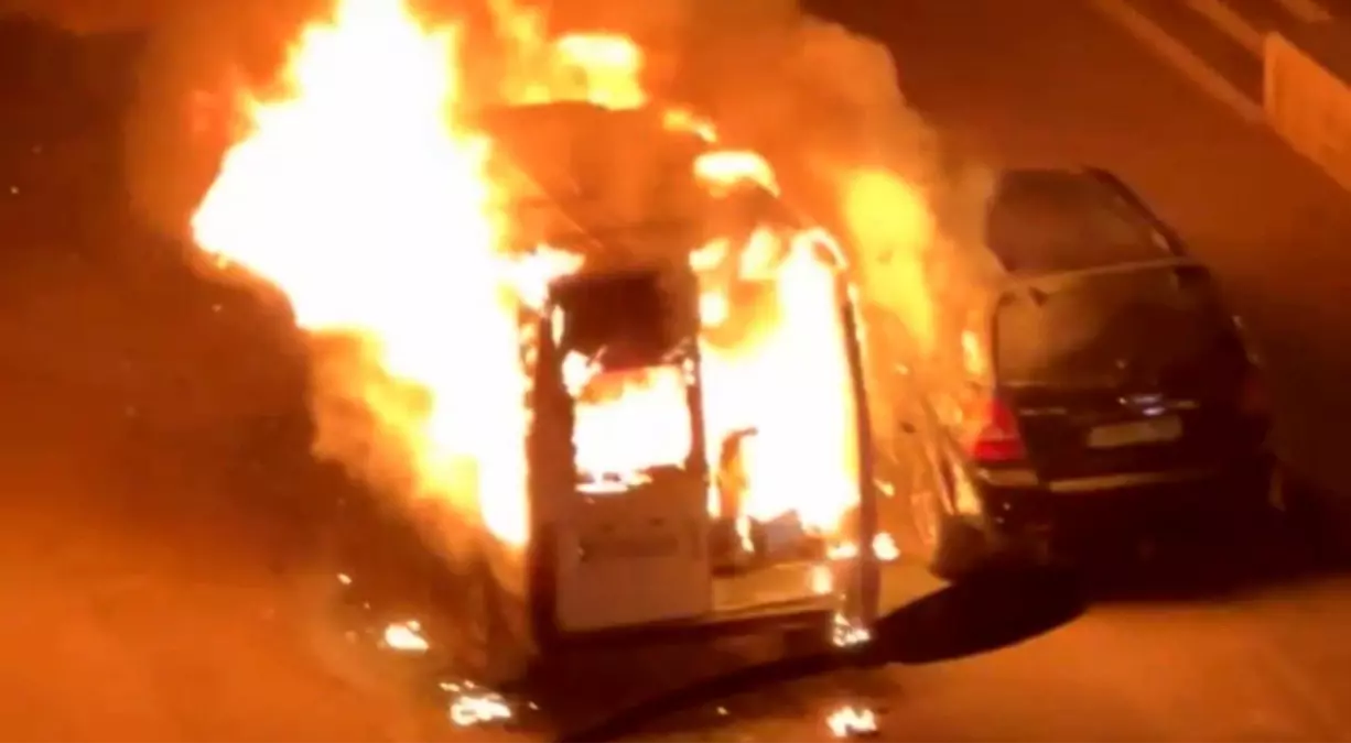 gaziantepte park halindeki minibus alev aldi 6b3Ipyqc