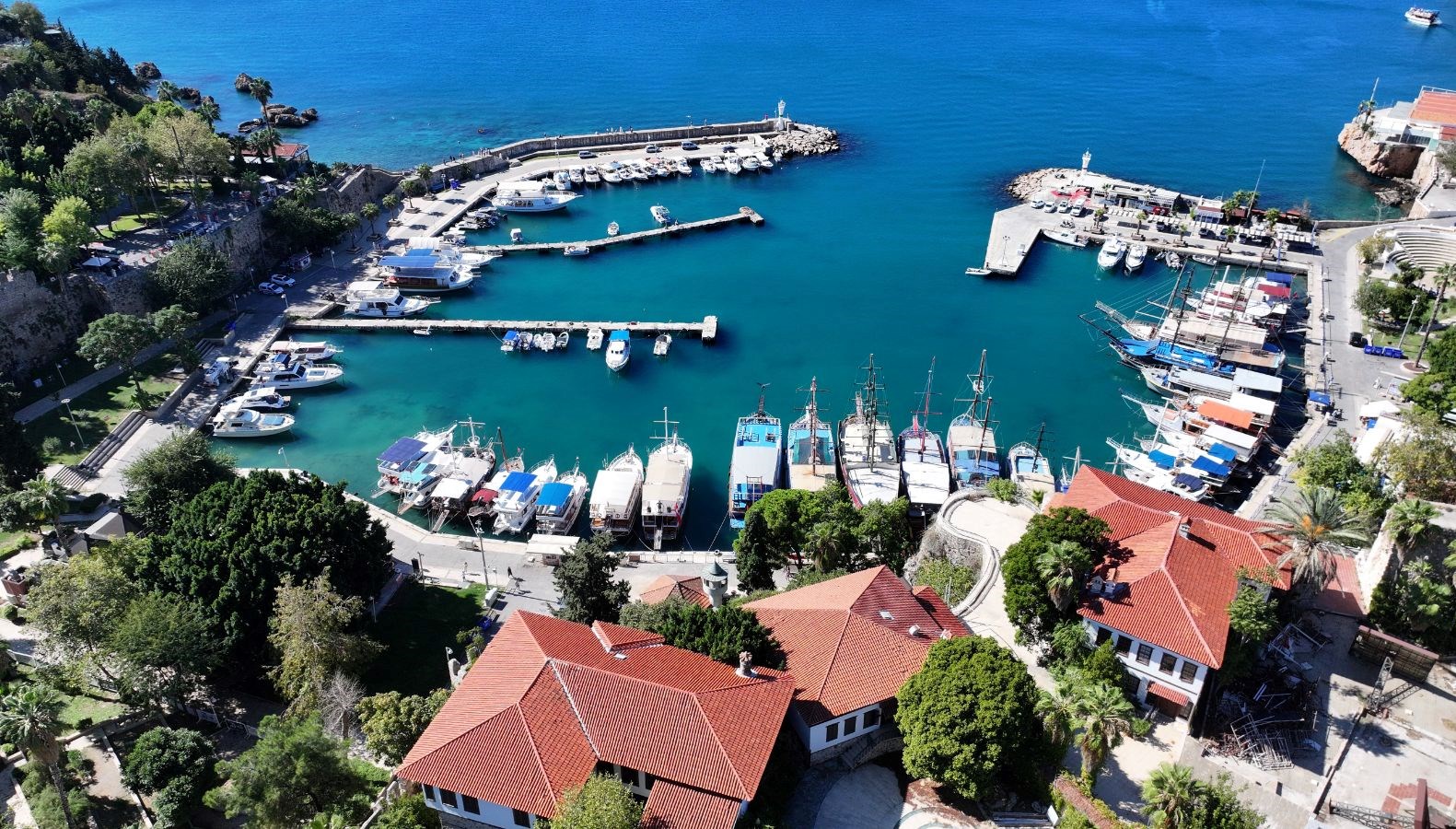 hava sicakligi 28 derece olculen antalyada sahillerde hareketlilik yasandi 3ED8pB6N