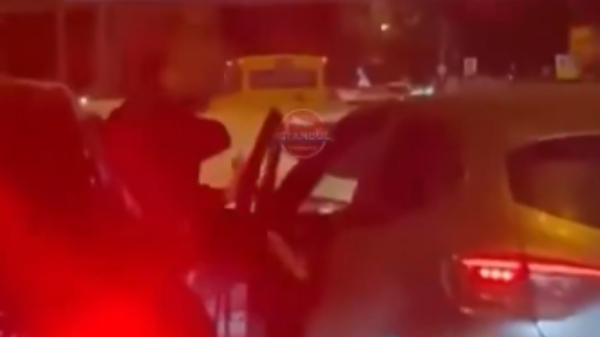 istanbulda trafikte dehset anlari kadin surucuye yumruklarla saldirdi e89zk8Sc.jpg