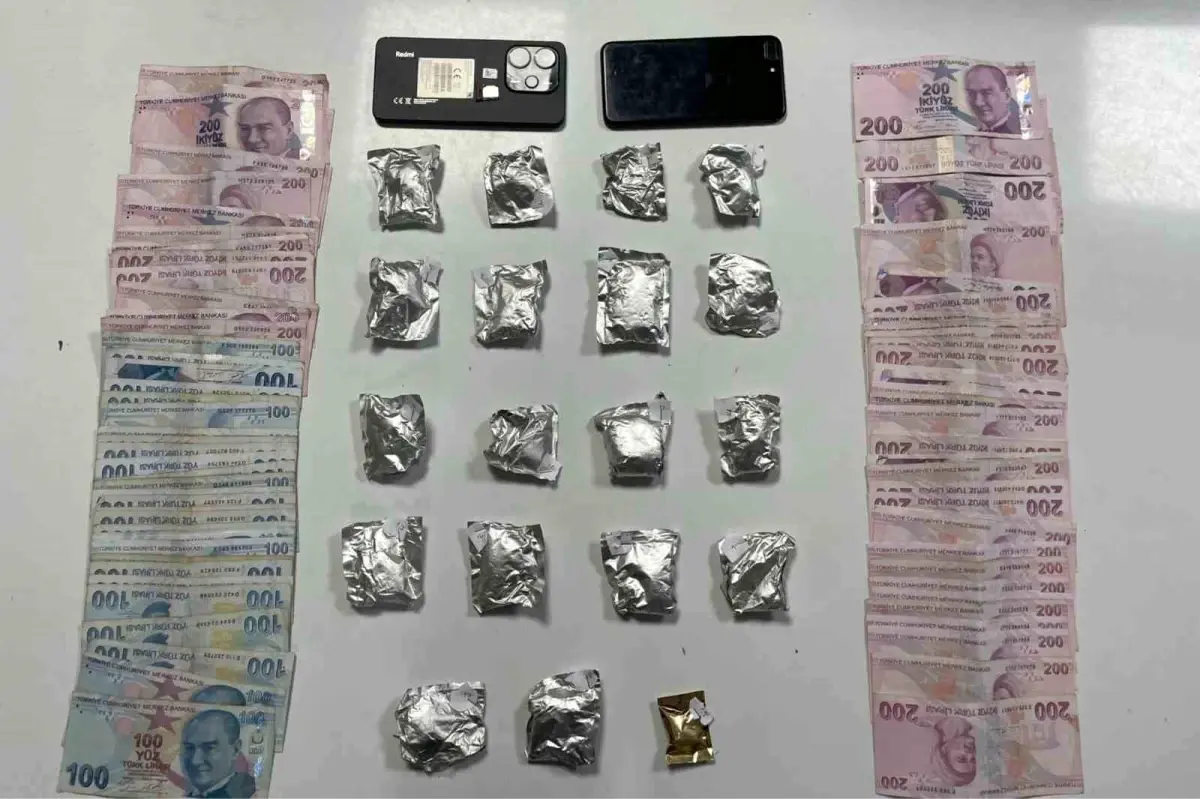 sislide polis uygulamasinda uyusturucu ve para ele gecirildi V39Cbxki.jpg