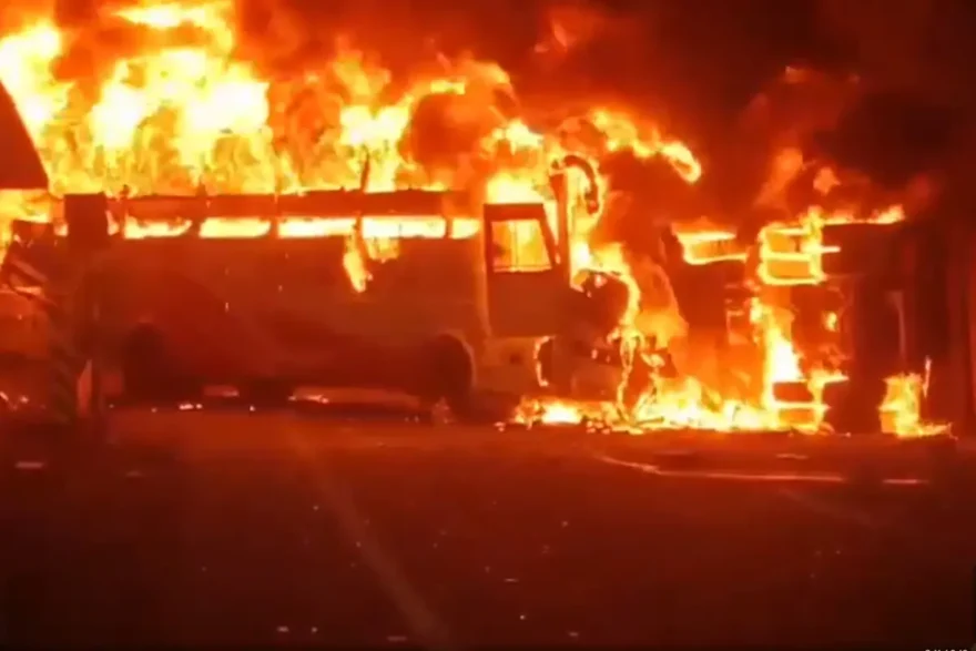 Hindistan’da Feci Otobüs-Kamyon Kazası: 13 Kişi Hayatını Kaybetti