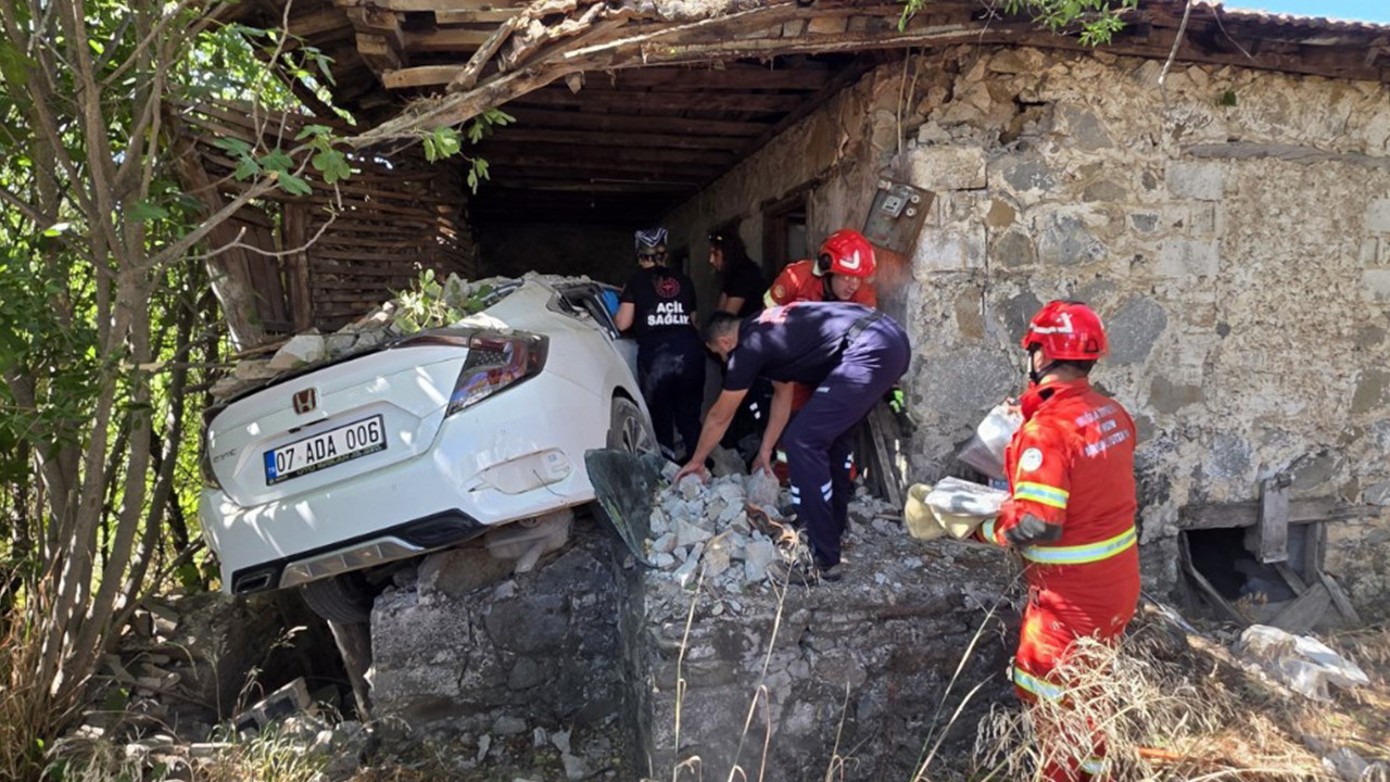 Muglada kahreden kaza genc surucu hayatini kaybetti yxM79pyF